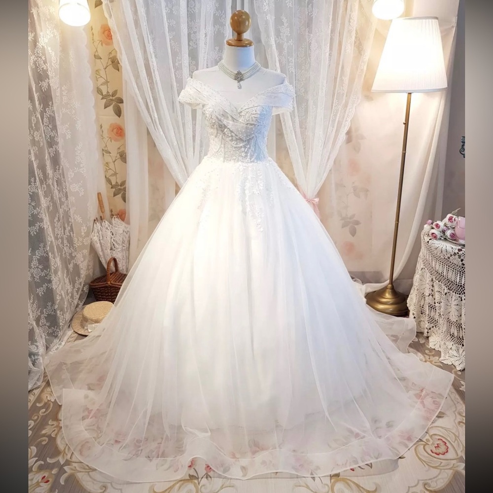 Vintage White Off-Shoulder Princess Gown